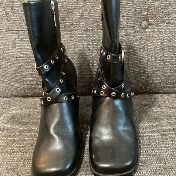 Bongo y2k vintage, like new heeled boots with strap detail. - Picture 4 of 9